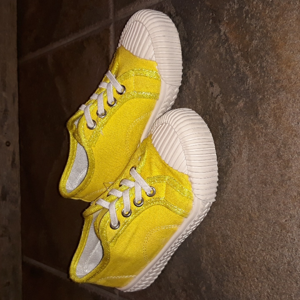 Binbinku..Girls shoes yellow and white..w/stretchy laces